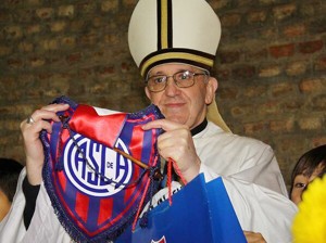 Habemus papam, e argentino - Acabou a rivalidade: O arcebispo argentino Bergoglio é eleito. Papa Francisco papa torcedor